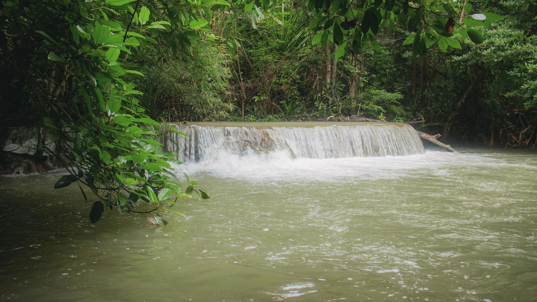 cachoeira na estação chuvosa da tailândia foto