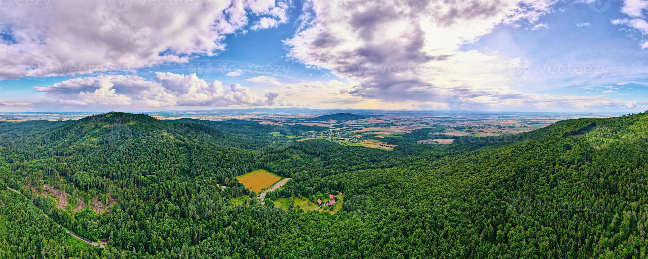 vista aérea de campos agrícolas e verdes na zona rural foto