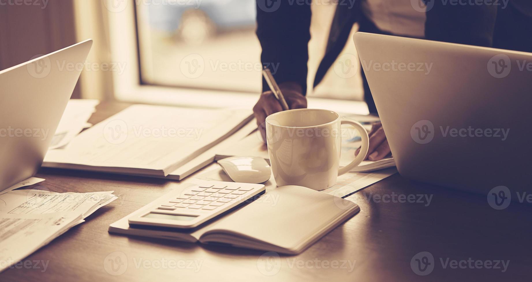 empresário ocupado trabalhando em um escritório foto