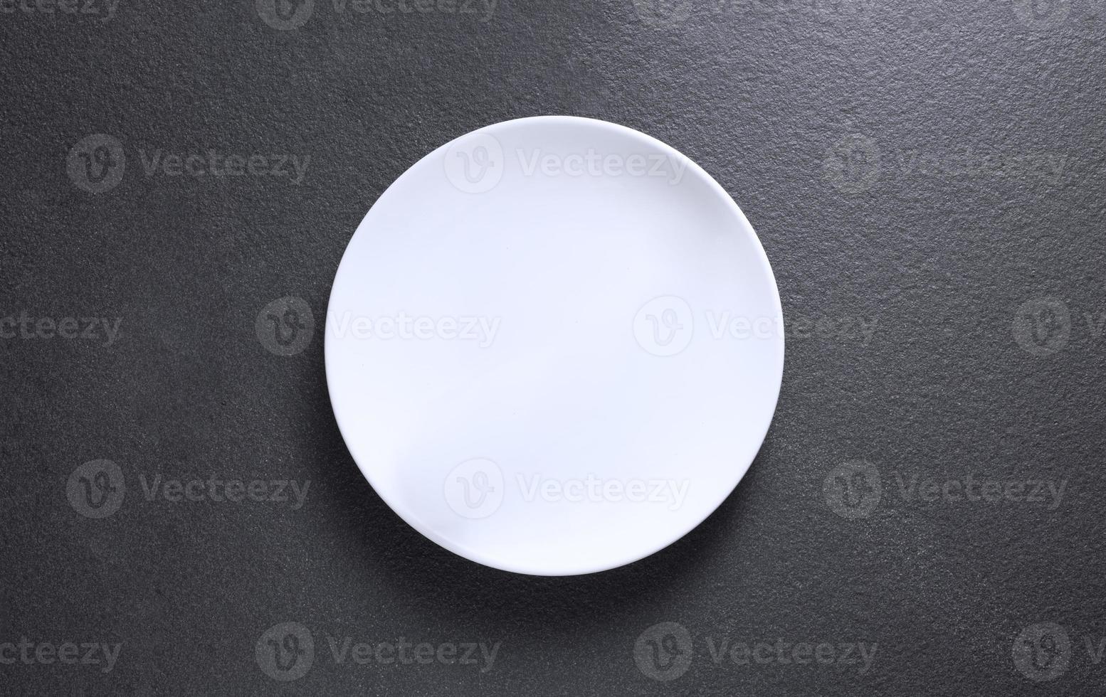 vista de cima de um prato vazio em um fundo de mármore foto