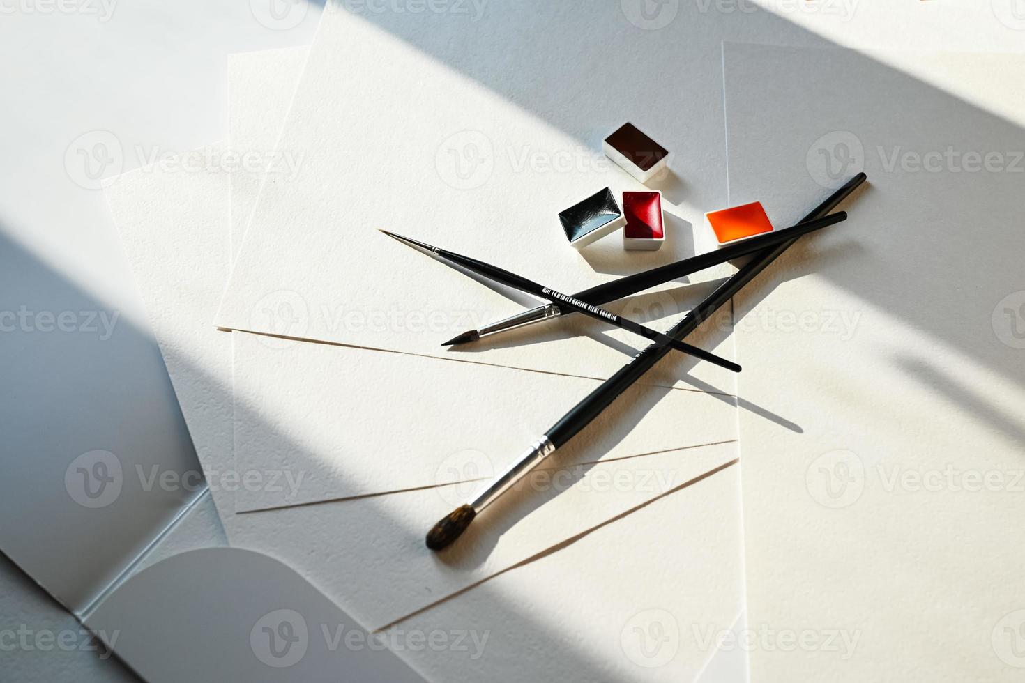lápis, escovas, tintas para desenhando em aguarela papel. papel layout. a4 aguarela papel foto