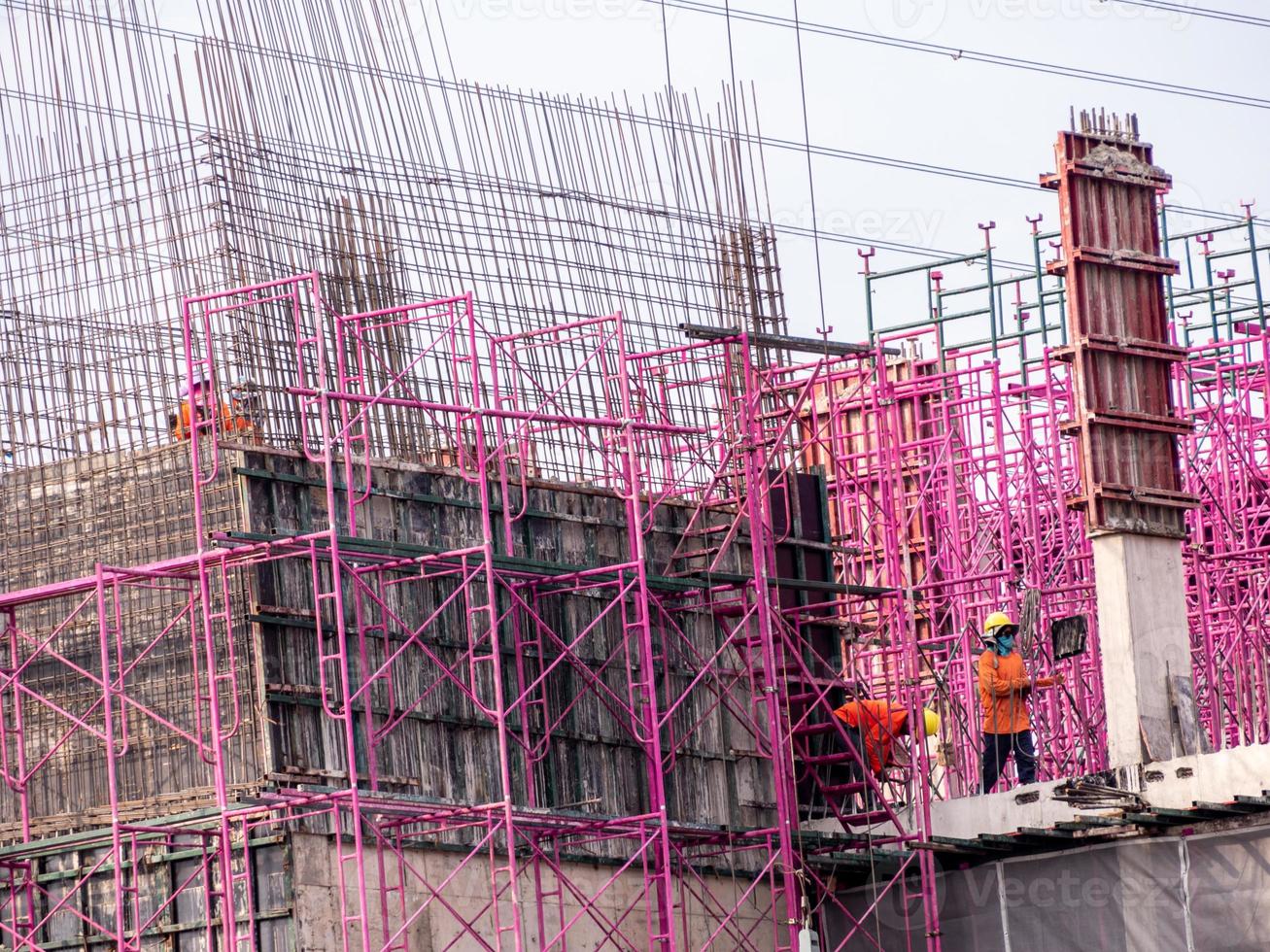 o andaime rosa no prédio em construção foto