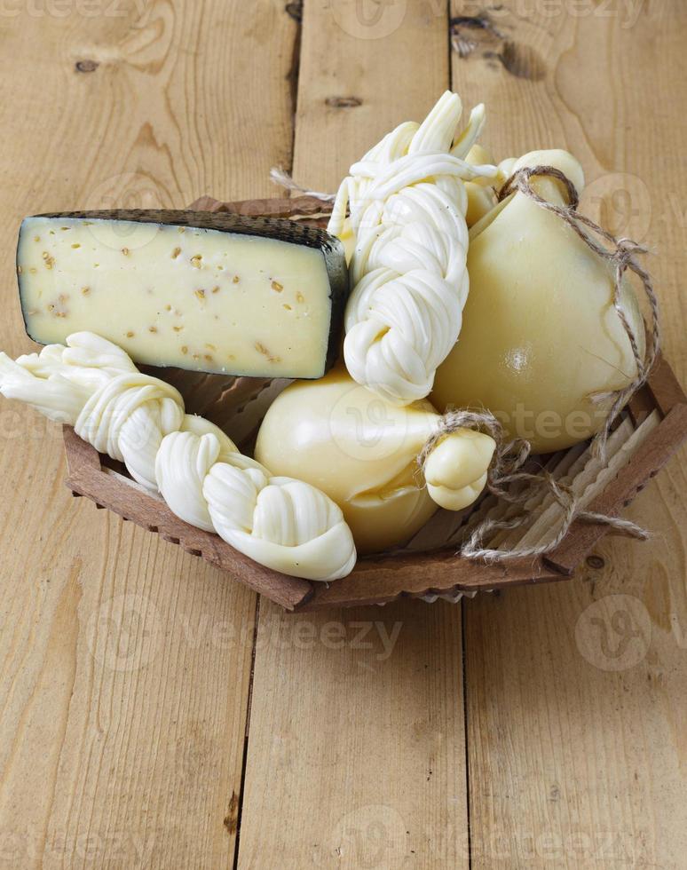 diferentes tipos de queijos em um fundo de madeira foto