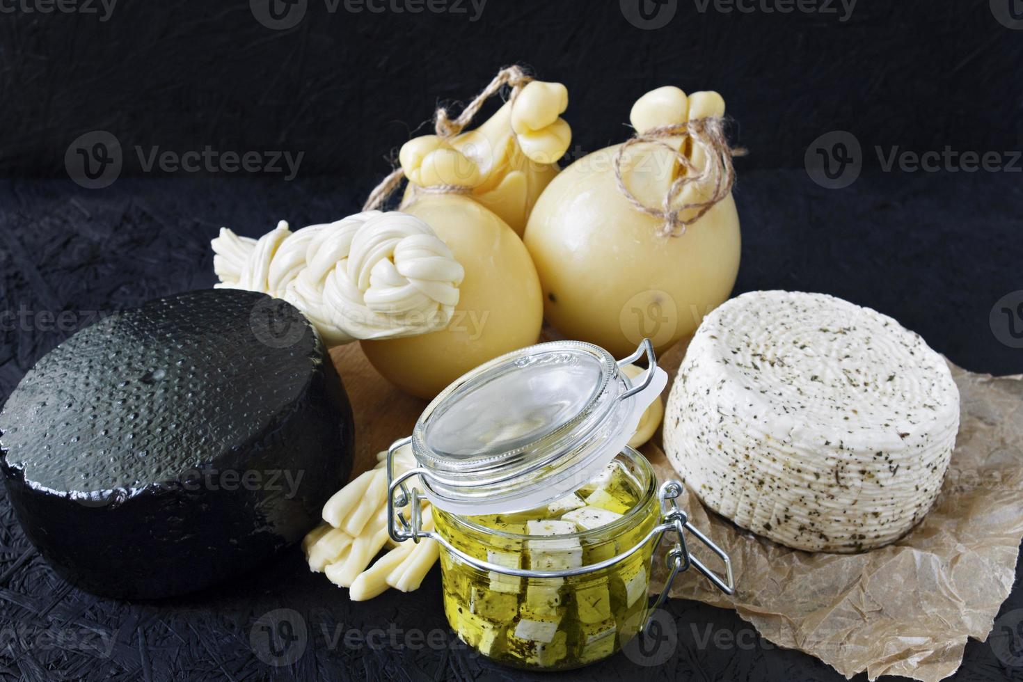 diferentes tipos de queijo em um fundo preto foto