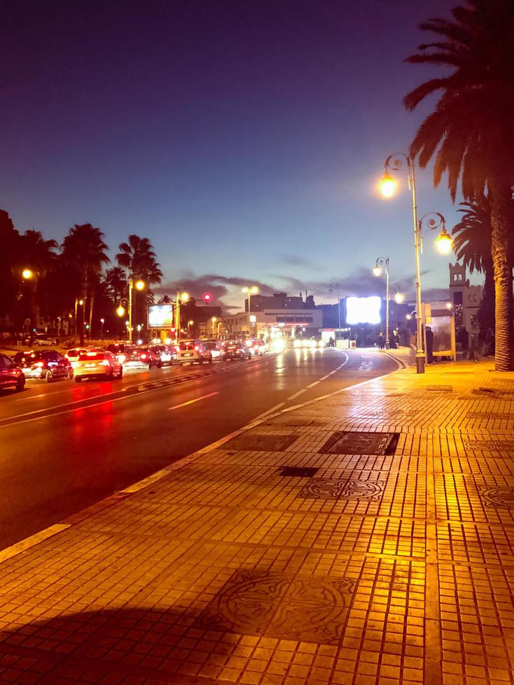 período noturno beleza em a estrada calçada e iluminação foto