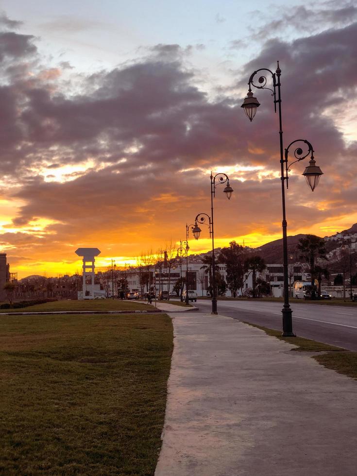 Maravilhoso pôr do sol às a dourado horizonte uma imperdível vista foto