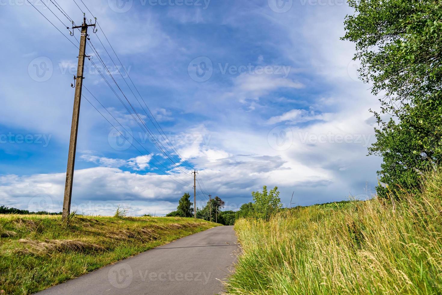 bela estrada de asfalto vazia na zona rural em fundo colorido foto