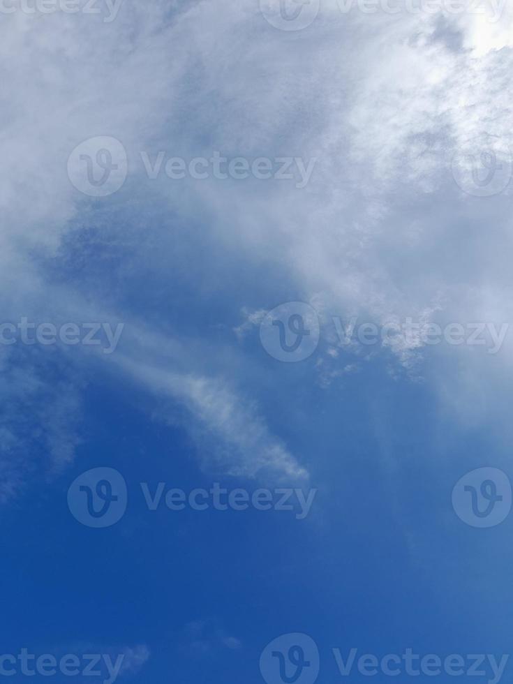 lindas nuvens brancas sobre fundo de céu azul profundo. grandes nuvens fofas e brilhantes cobrem todo o céu azul. foto