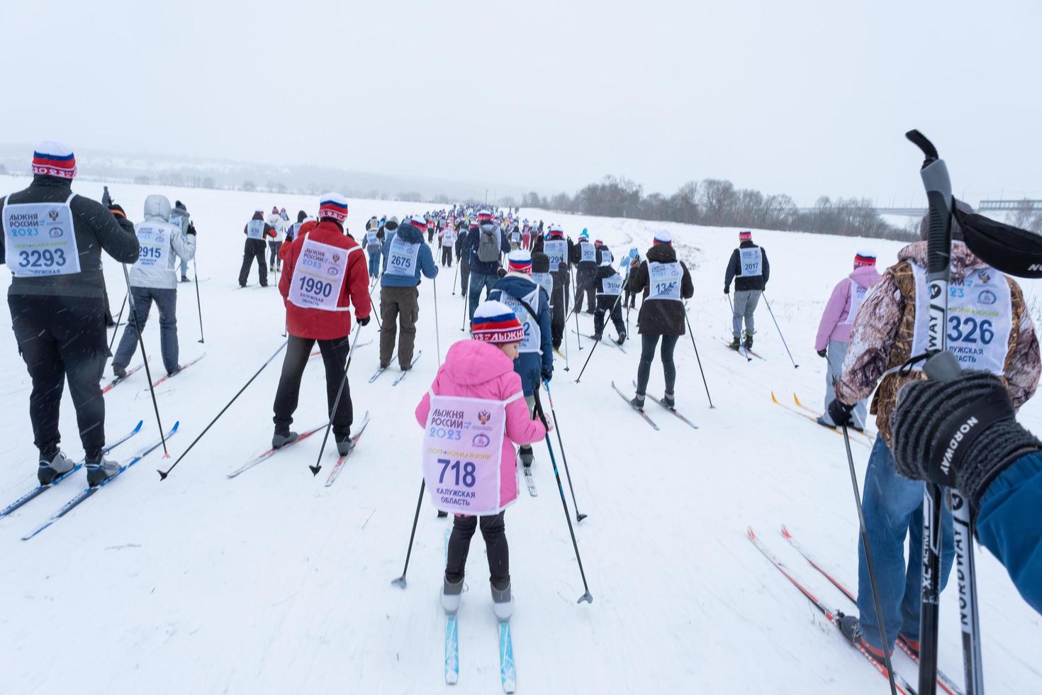 anual totalmente russo Esportes evento açao esqui rastrear do Rússia. desportivo estilo de vida para adultos, crianças, família feriado em pelo país esquiar - massa raça em uma Nevado acompanhar. Rússia, Kaluga - marcha 4, 2023 foto