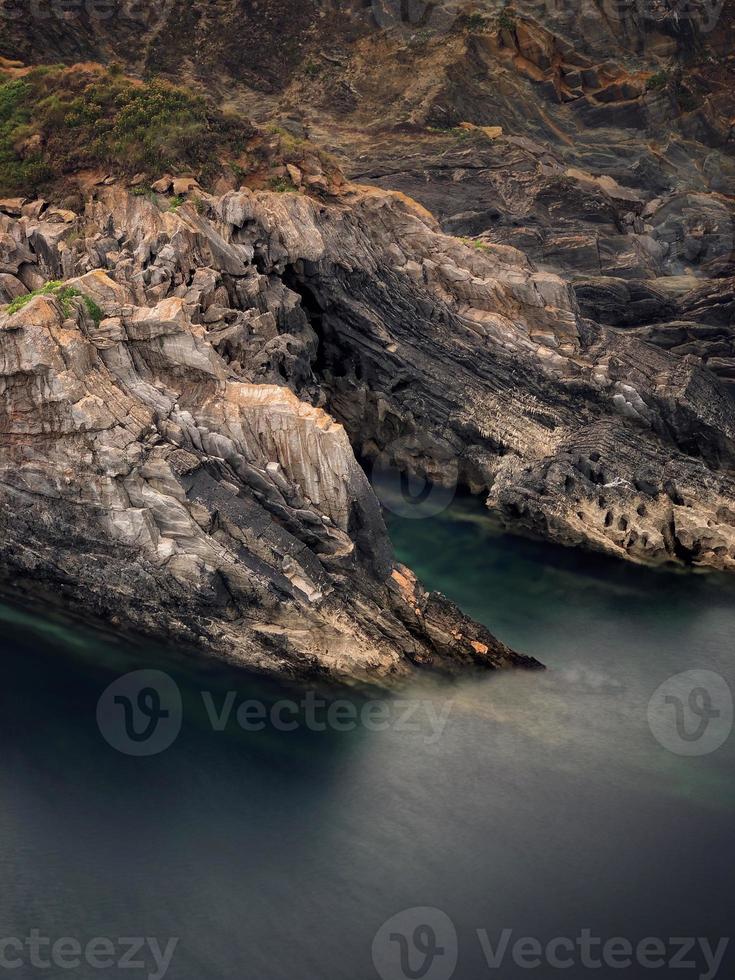 enseada de rochas na costa cantábrica foto