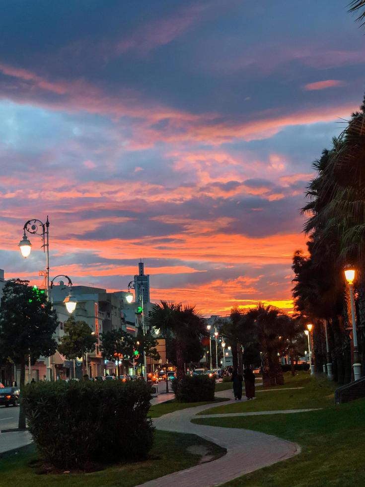 hipnotizante beleza do nublado céu sobre a cidade durante a noite, pintura uma pitoresco urbano panorama foto