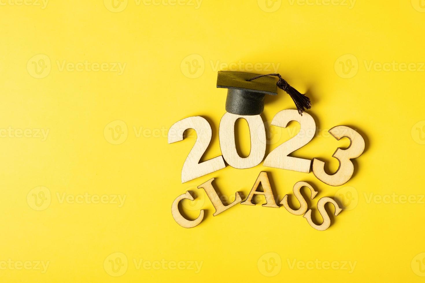 classe do 2023 conceito. de madeira número 2023 com graduado boné em colori fundo foto