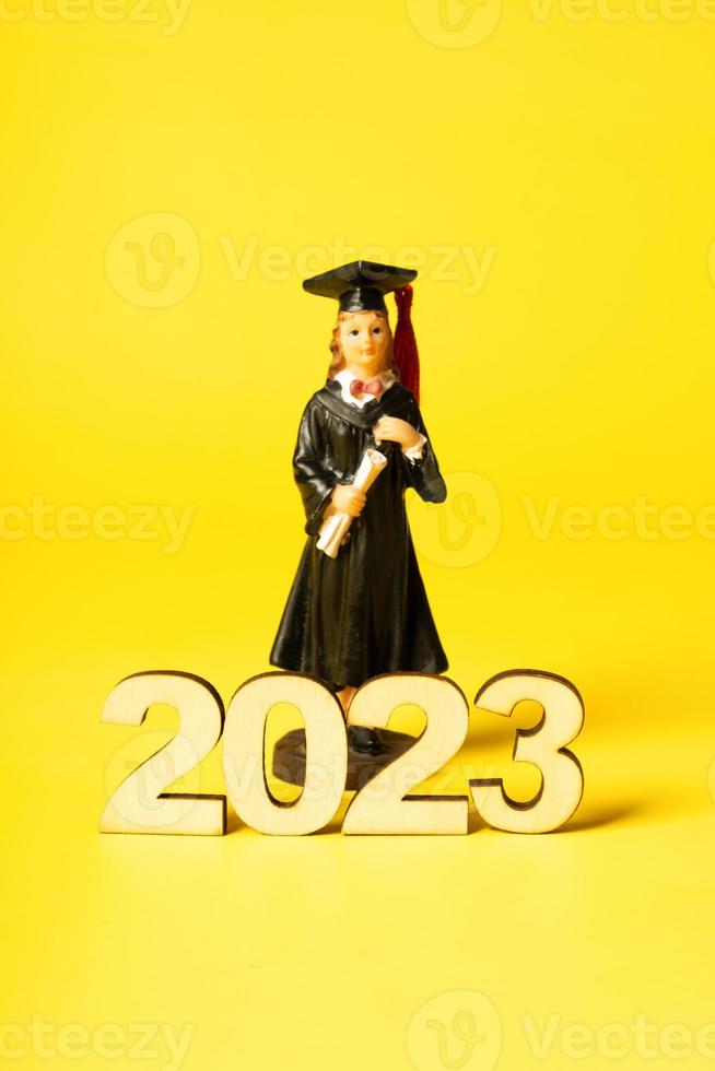 classe do 2023 conceito. de madeira número 2023 com graduado estatueta em cor fundo foto