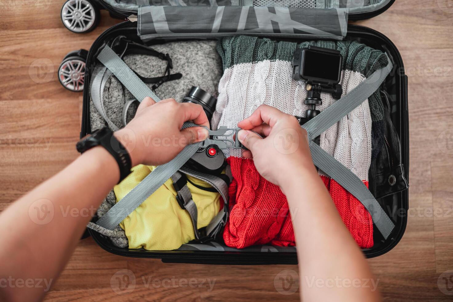 vista superior da mala de preparação para viagem de férias de verão foto