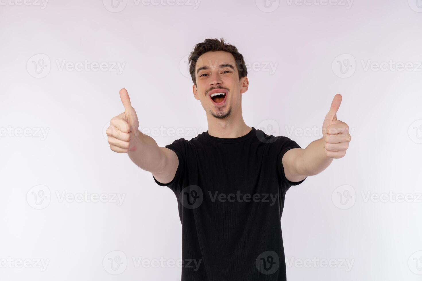 retrato do feliz sorridente jovem homem mostrando polegares acima gesto e olhando às Câmera em isolado sobre branco fundo foto