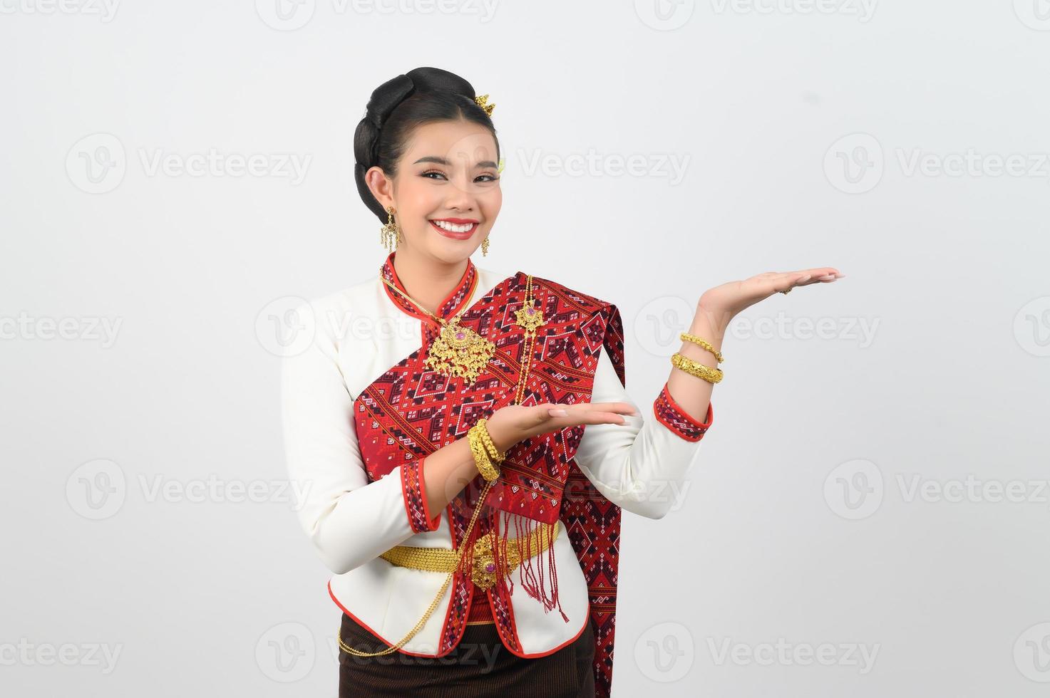 retrato do lindo tailandês mulher dentro tradicional roupas em pé posando foto