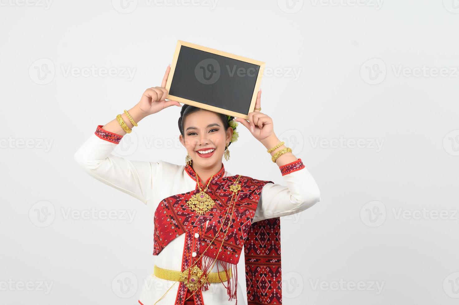 retrato do lindo tailandês mulher dentro tradicional roupas posando com quadro-negro foto