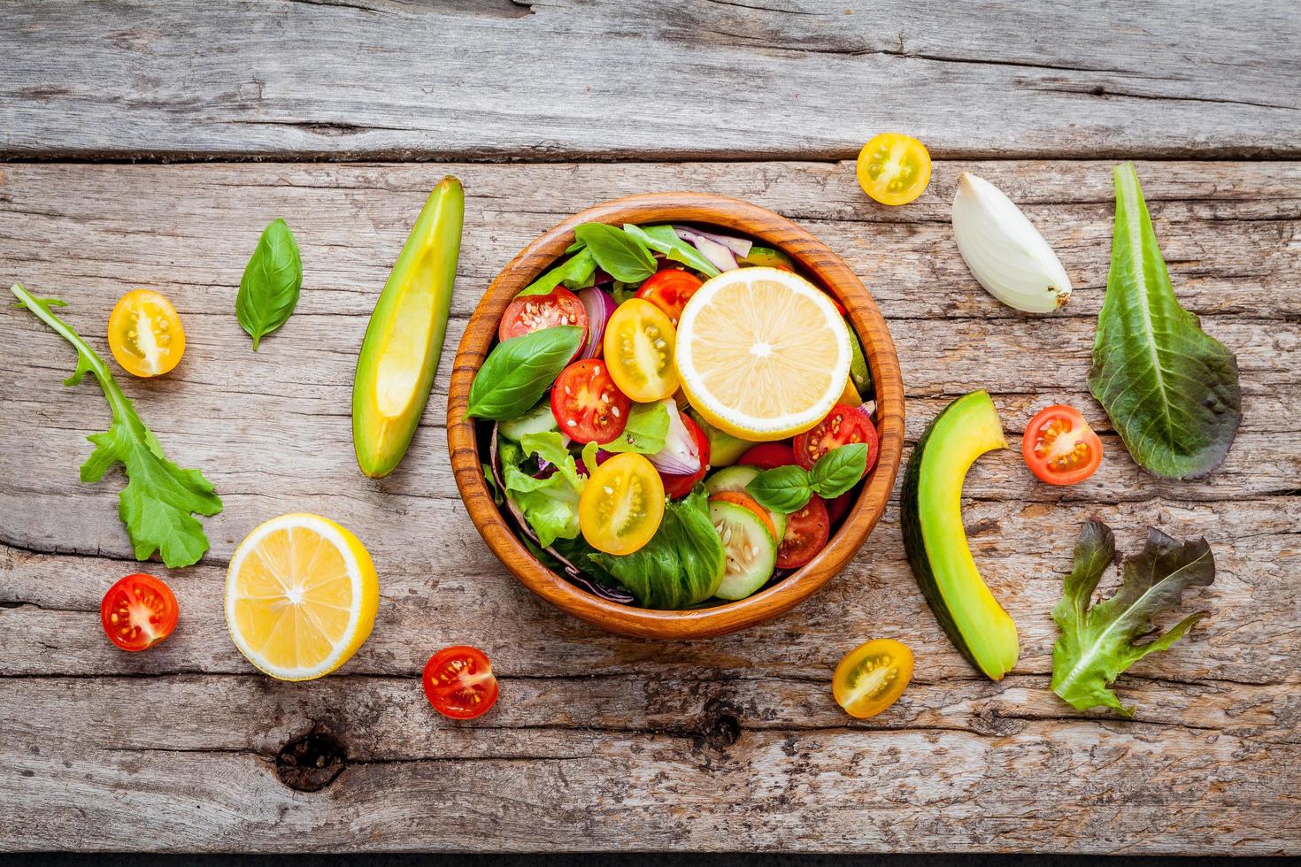 salada em uma tigela de madeira foto