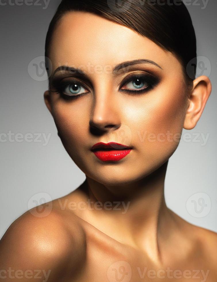 retrato do uma lindo mulher com uma glamouroso retro Maquiagem foto