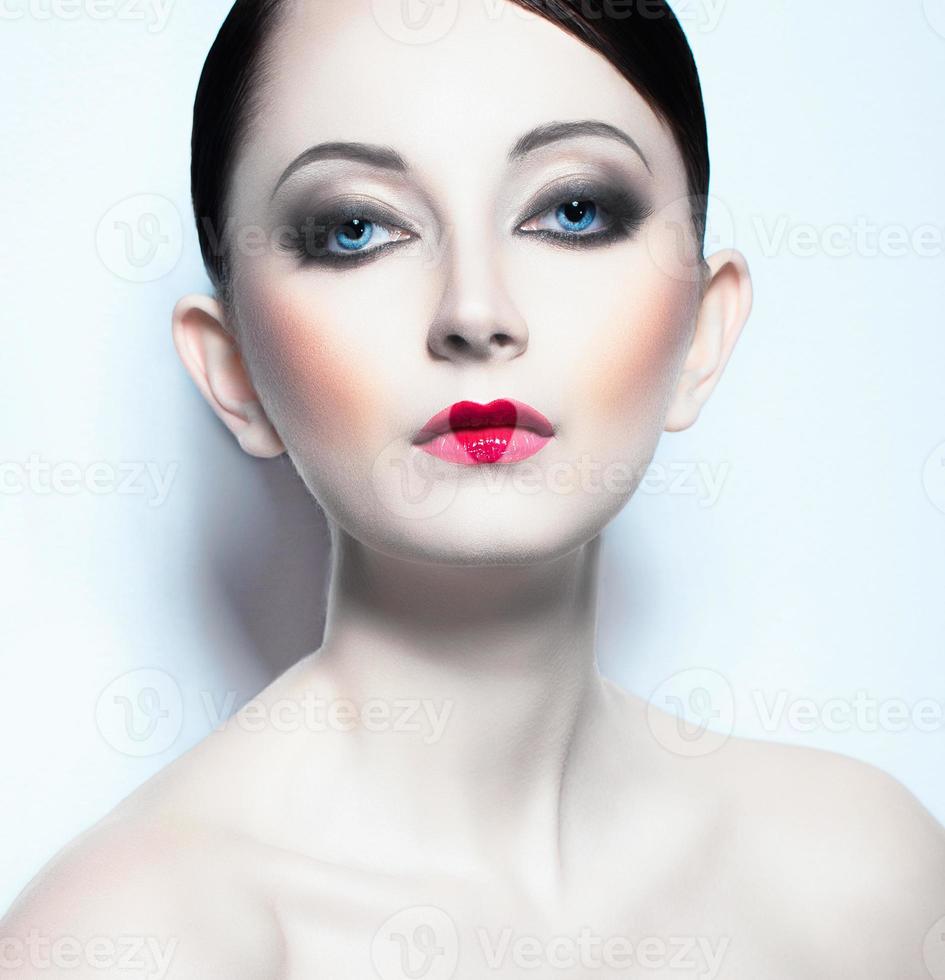retrato do uma lindo mulher gostar boneca com uma glamouroso legal Maquiagem foto