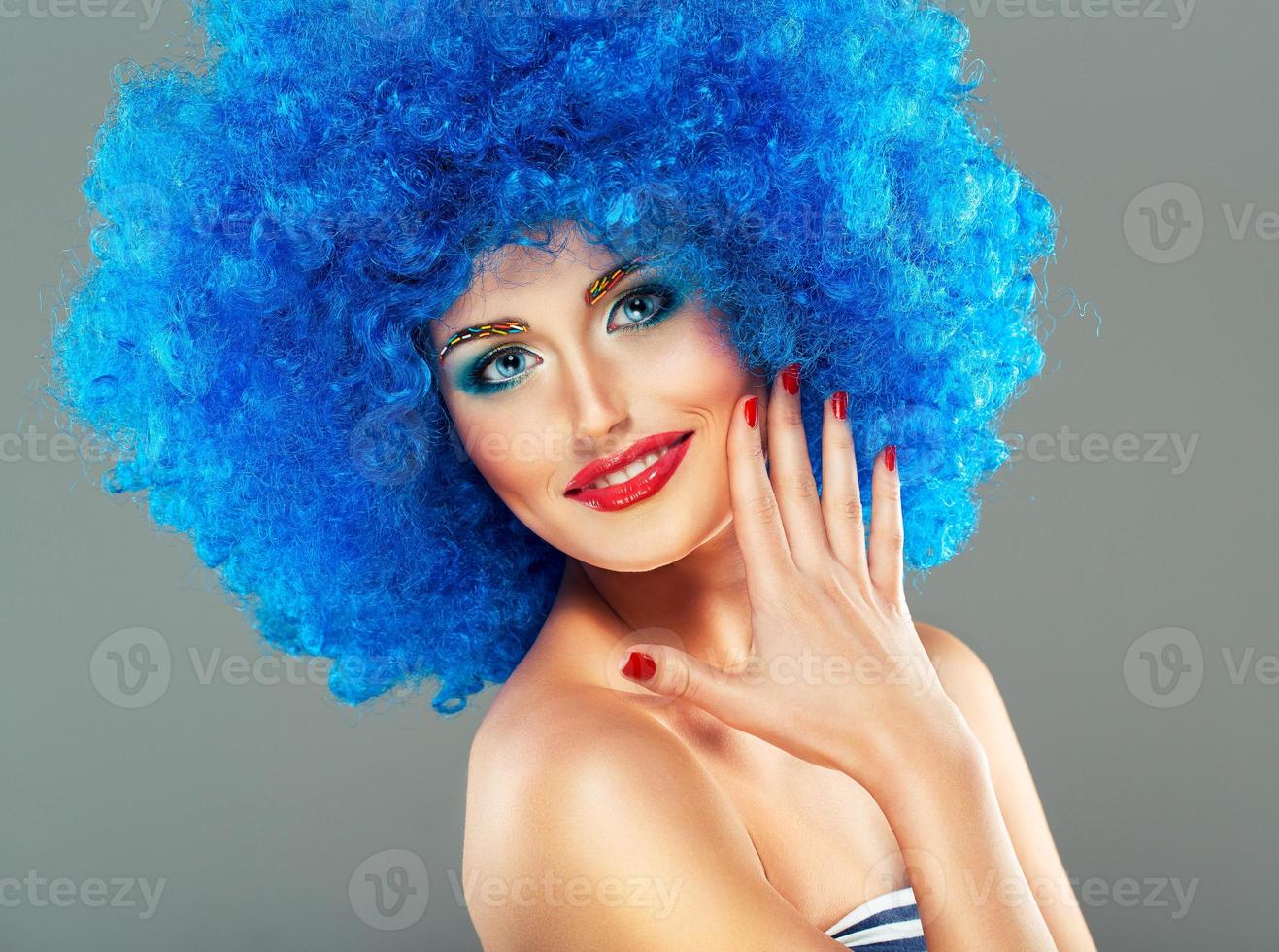 retrato do uma jovem lindo menina com brilhante Maquiagem dentro azul peruca foto