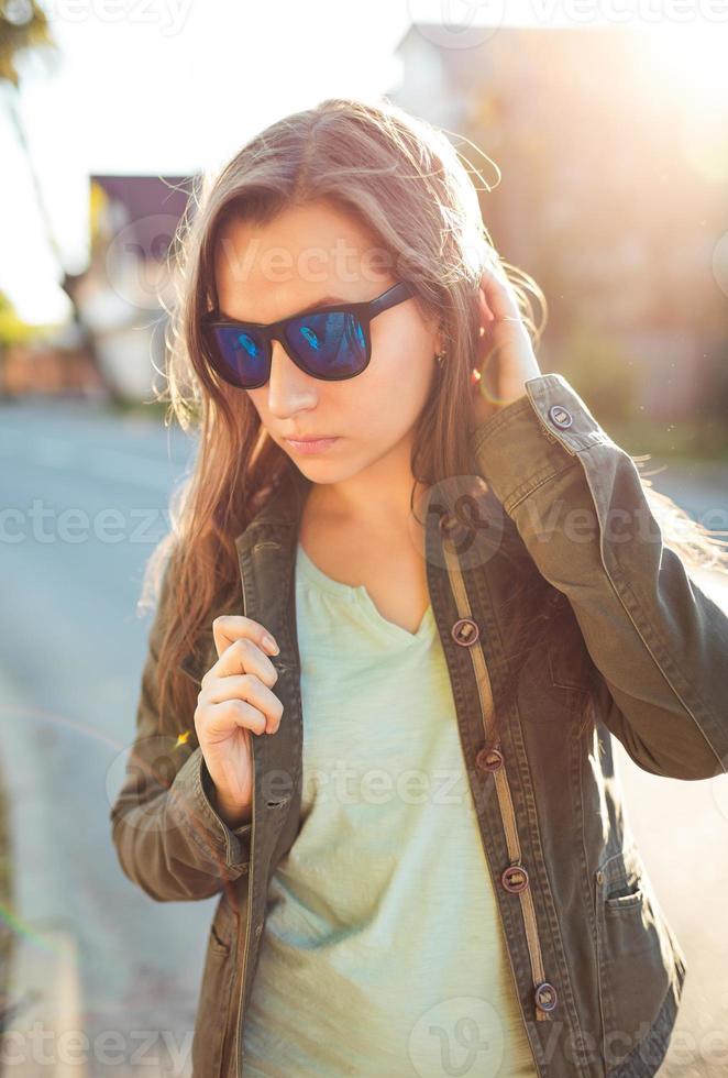 fechar acima estilo de vida retrato do bonita jovem moda morena dentro Sol óculos foto