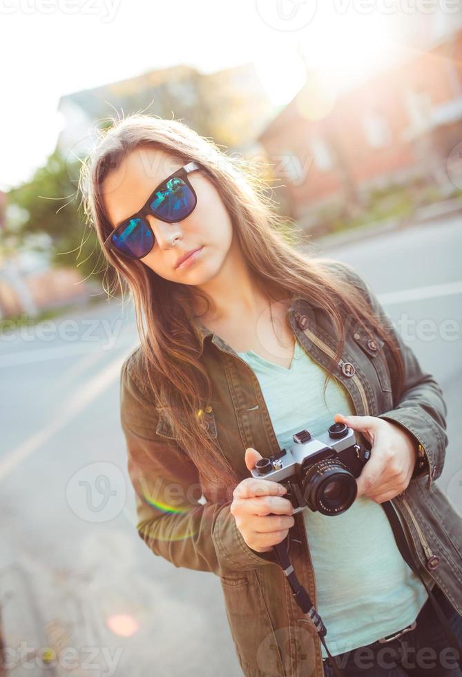 fechar acima estilo de vida retrato do bonita jovem moda morena dentro Sol óculos foto