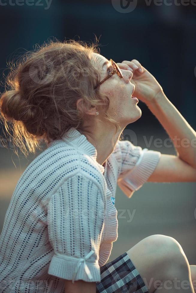 engraçado menina aluna com óculos e uma vintage vestir foto