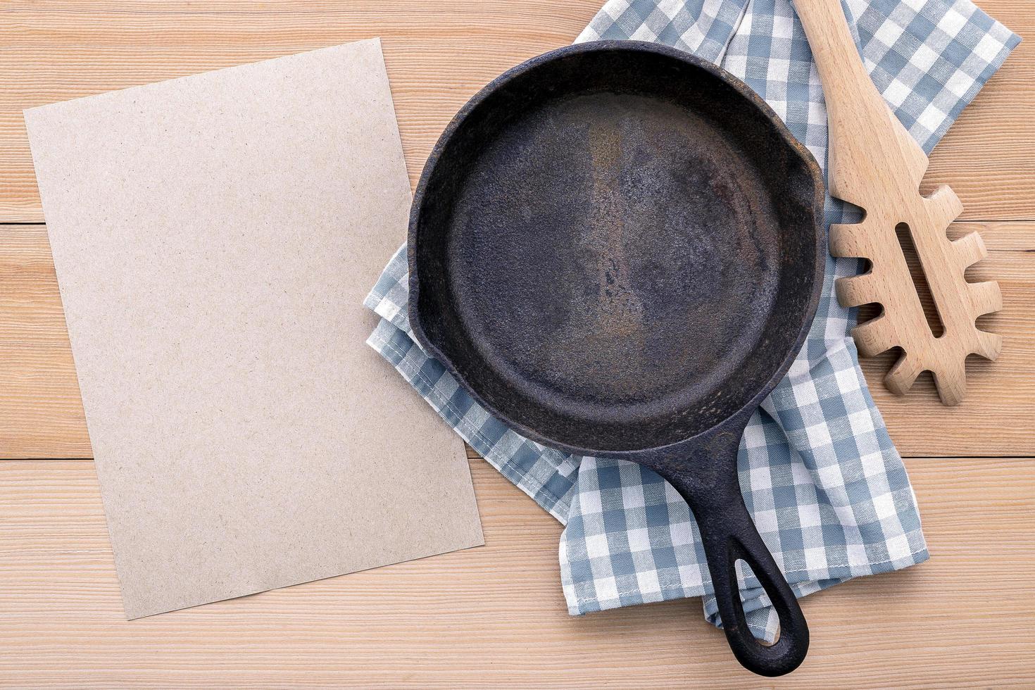 frigideira de ferro fundido com modelo de menu foto