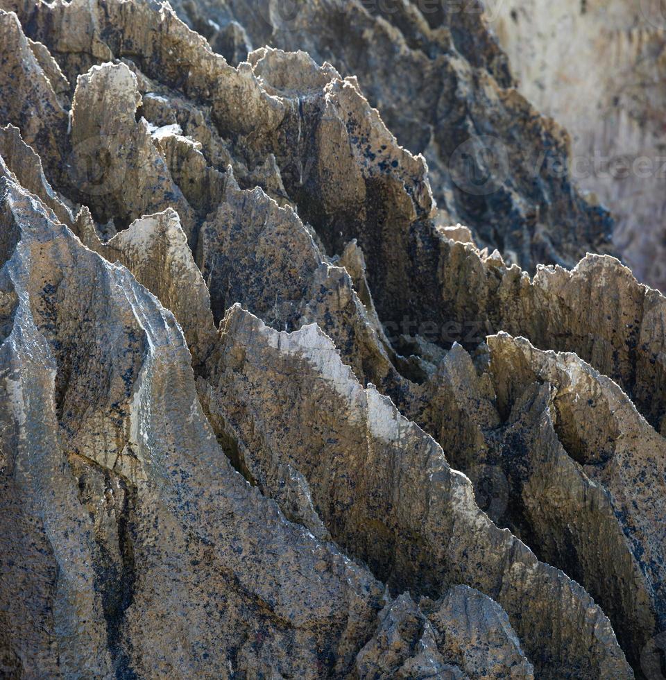 rochas cársticas pontiagudas na costa asturiana foto