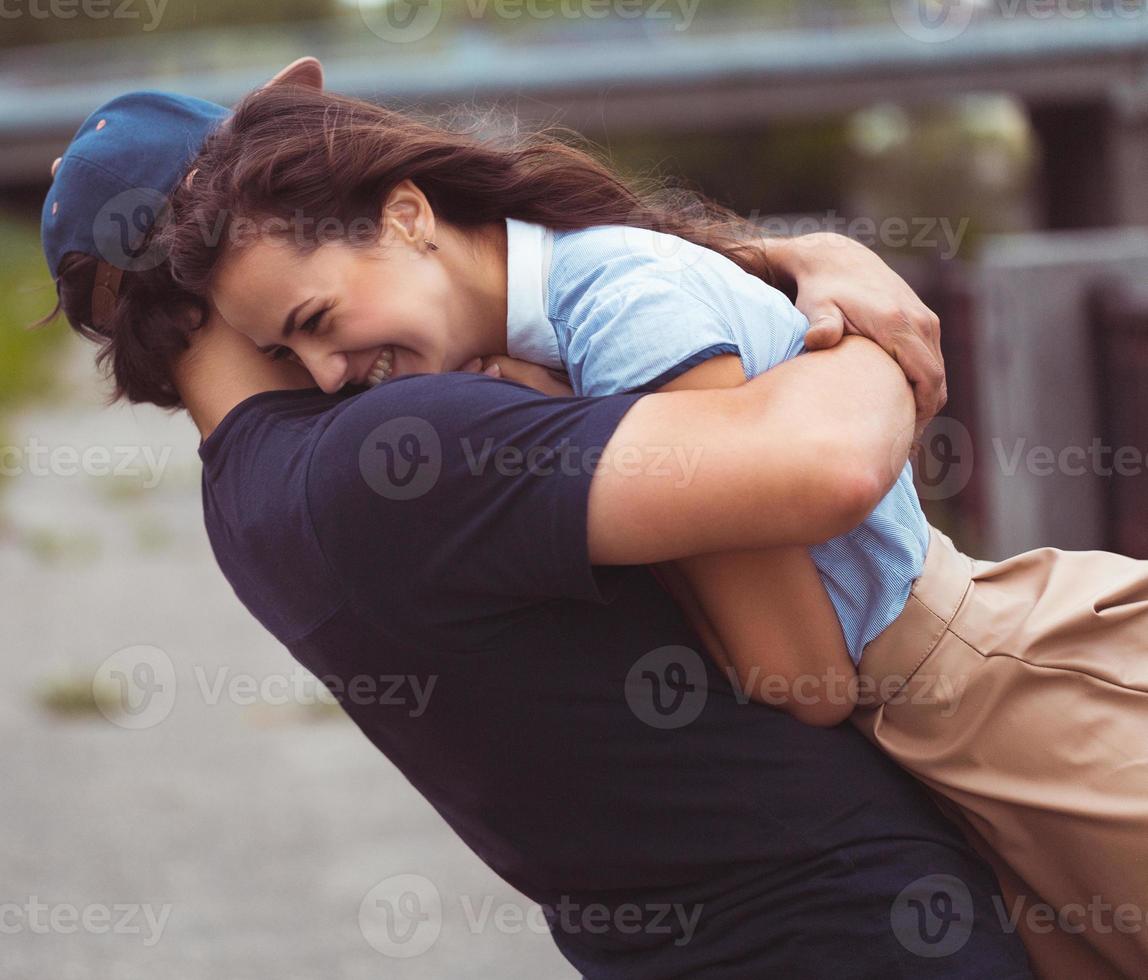 jovem casal dentro amor - felicidade conceito foto