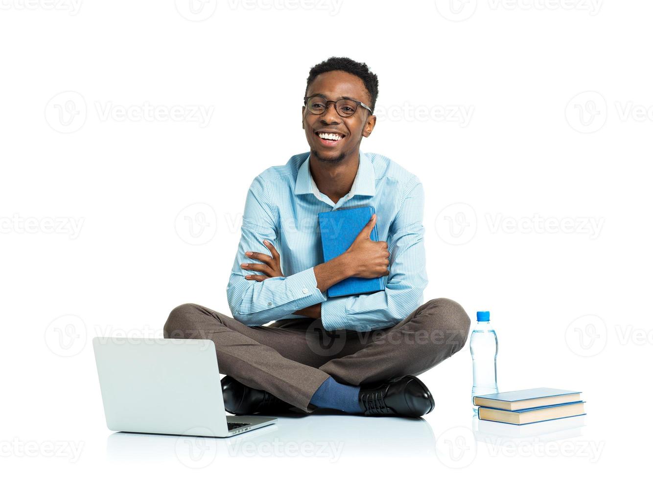 feliz africano americano Faculdade aluna sentado com computador portátil em branco foto