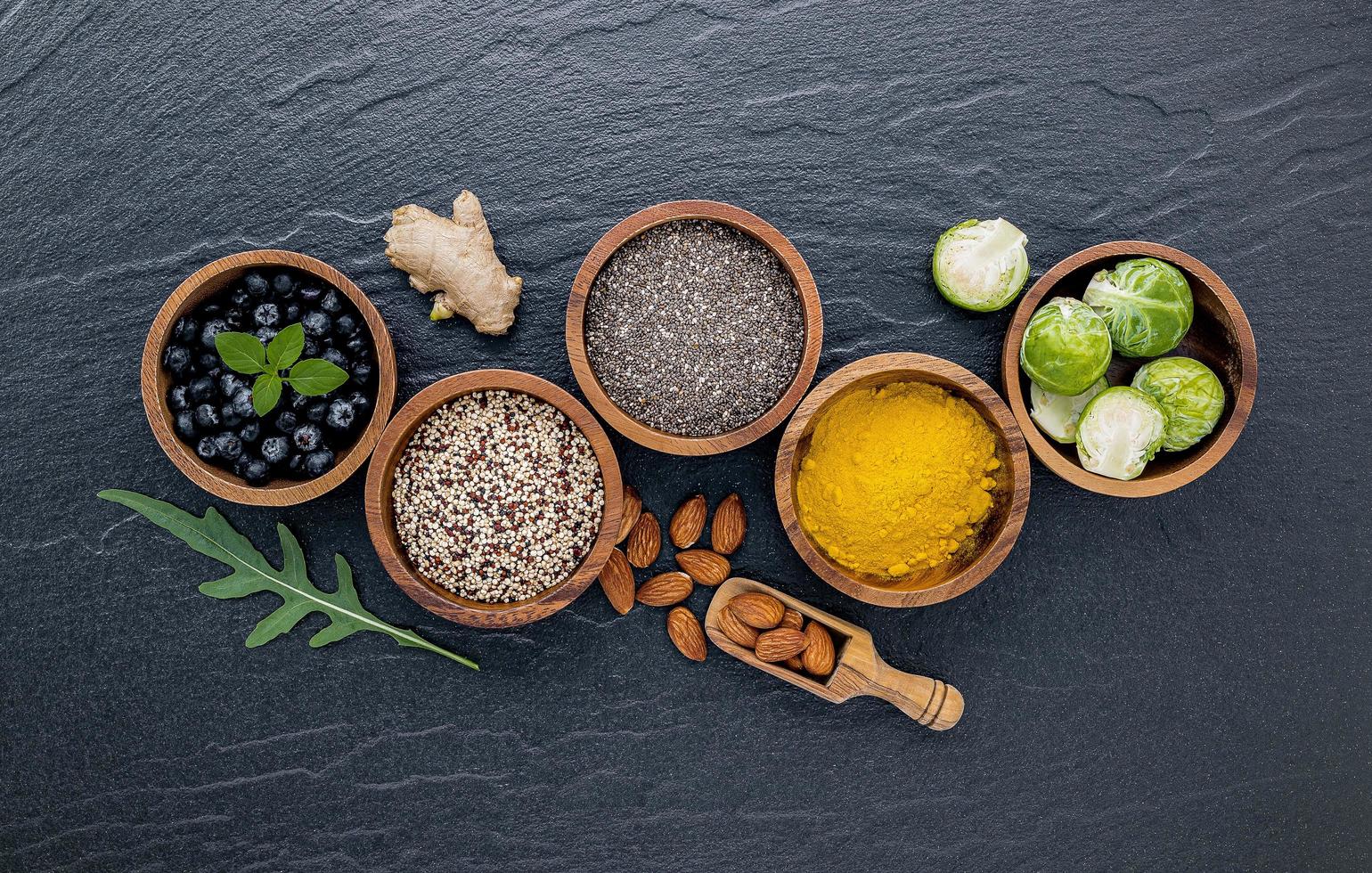 super alimentos em tigelas de madeira foto