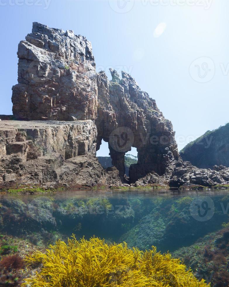 vista abaixo e sobre a água em uma piscina de maré foto