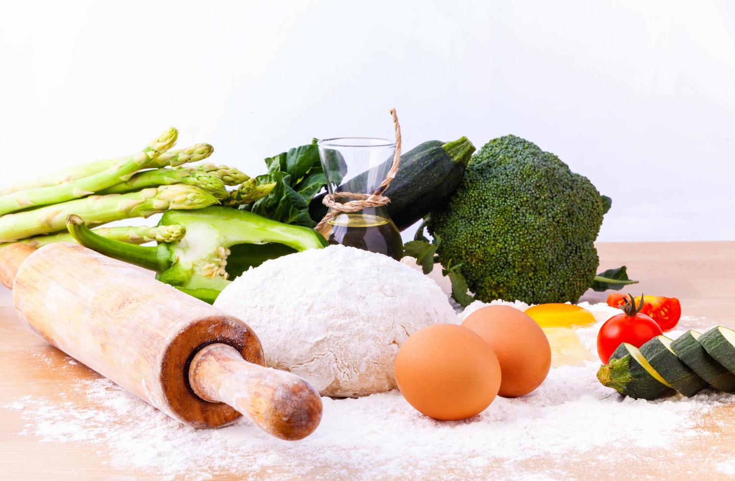 ingredientes frescos em uma mesa de madeira foto