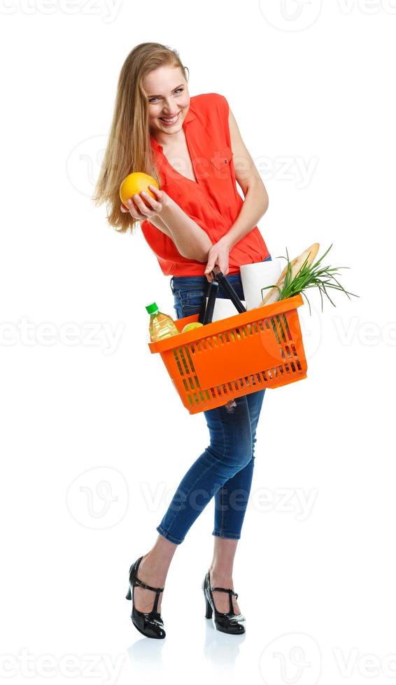 feliz mulher segurando uma cesta cheio do saudável Comida. compras foto