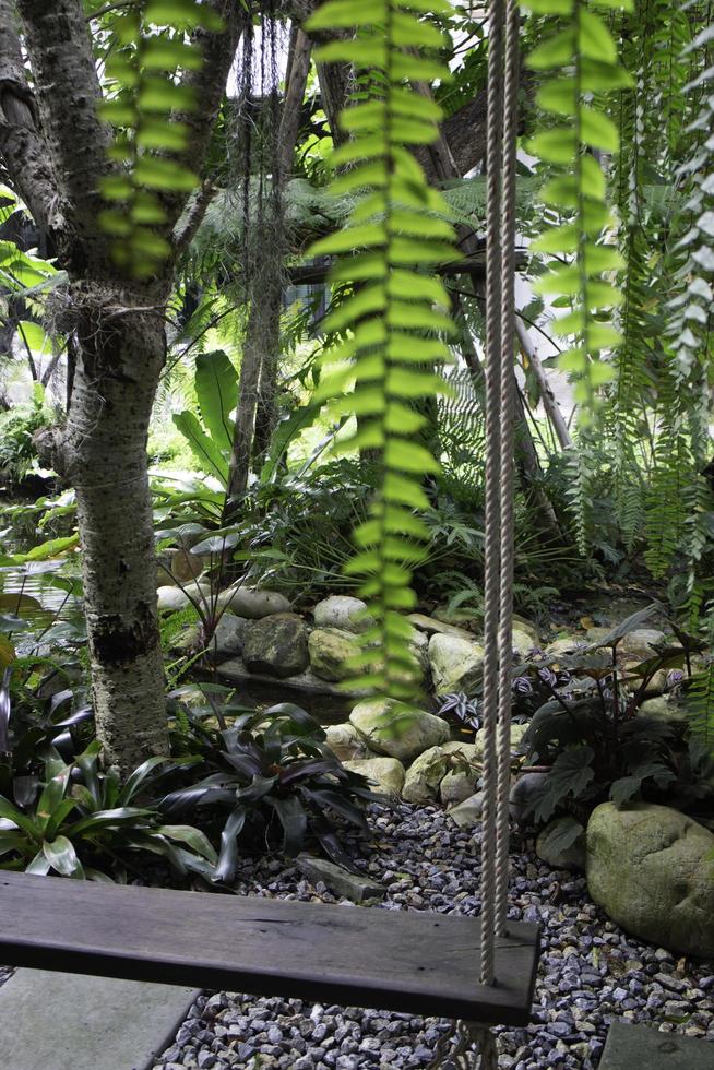 balanço de jardim de madeira foto