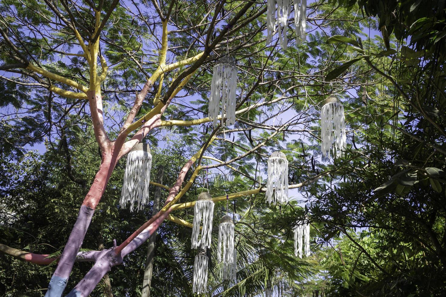 árvores decoradas no estilo do norte da Tailândia foto