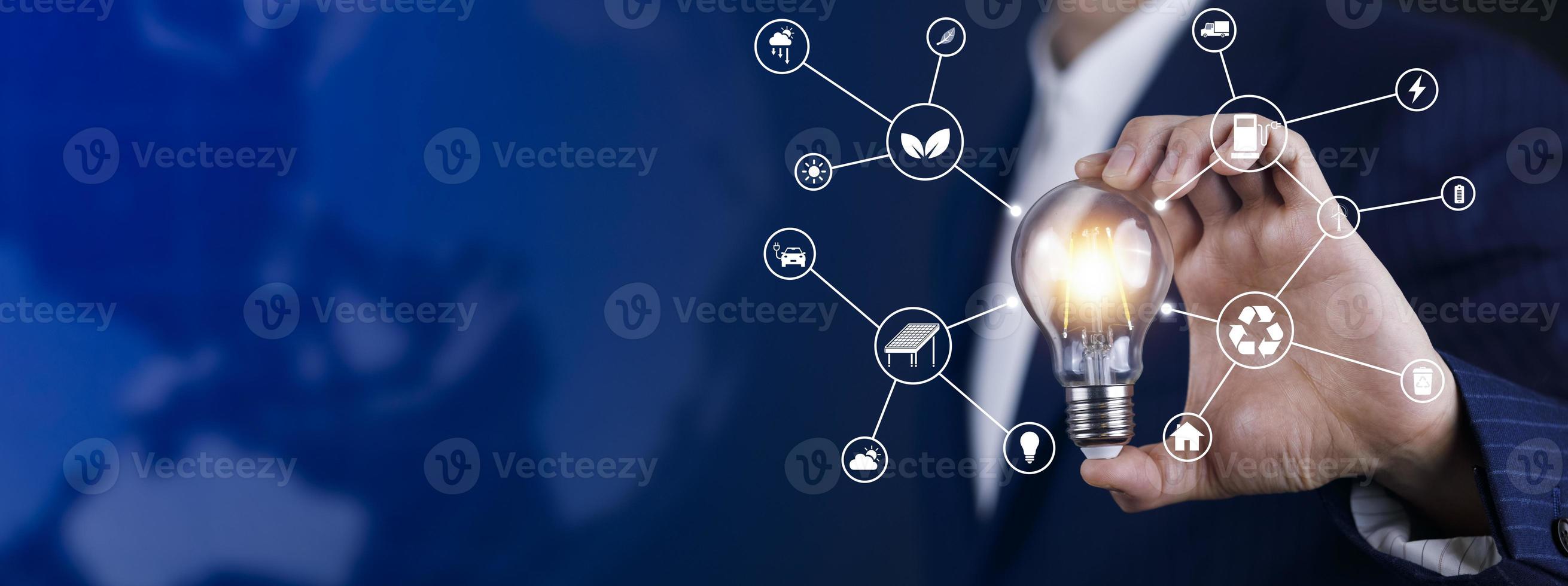 luz lâmpada com energia trabalhador interface, sustentável desenvolvimento com renovável energia ícone, conservação do natural Recursos de Meio Ambiente proteção, elétrica carro, usina elétrica, energia transmissão foto