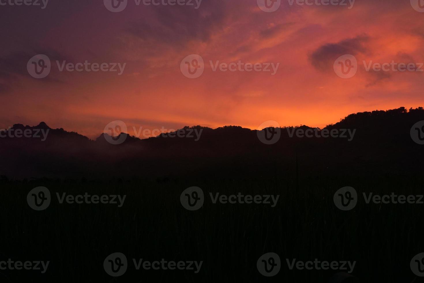 montanhas e céu às pôr do sol foto