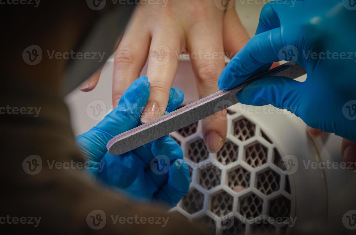 manicure, unhas Arquivo com uma arquivo. foto