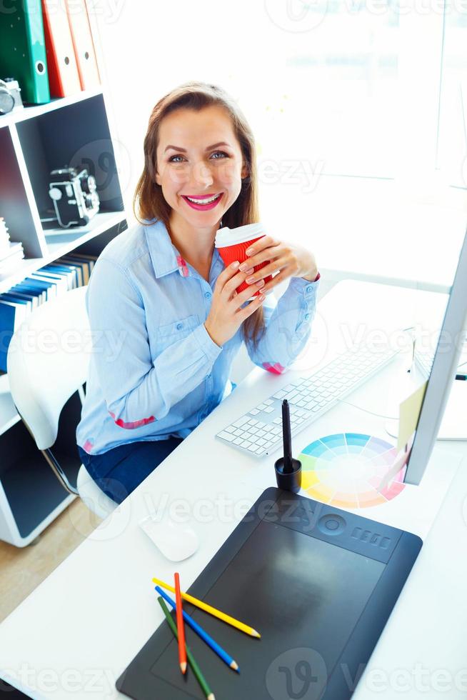 lindo o negócio mulher trabalhando às a casa escritório foto