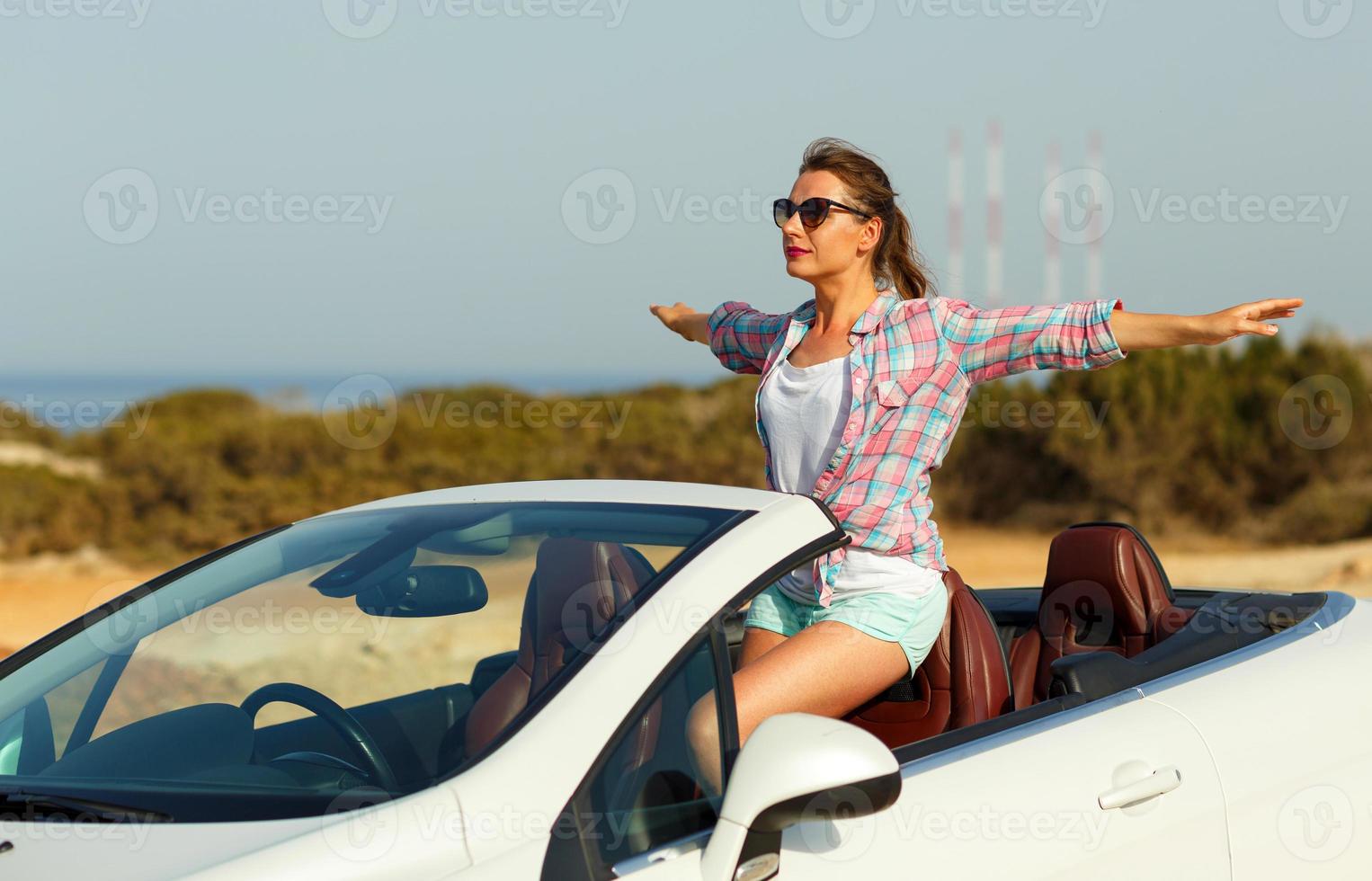 liberdade - feliz livre mulher dentro cabriolet torcendo alegre com braços elevado foto