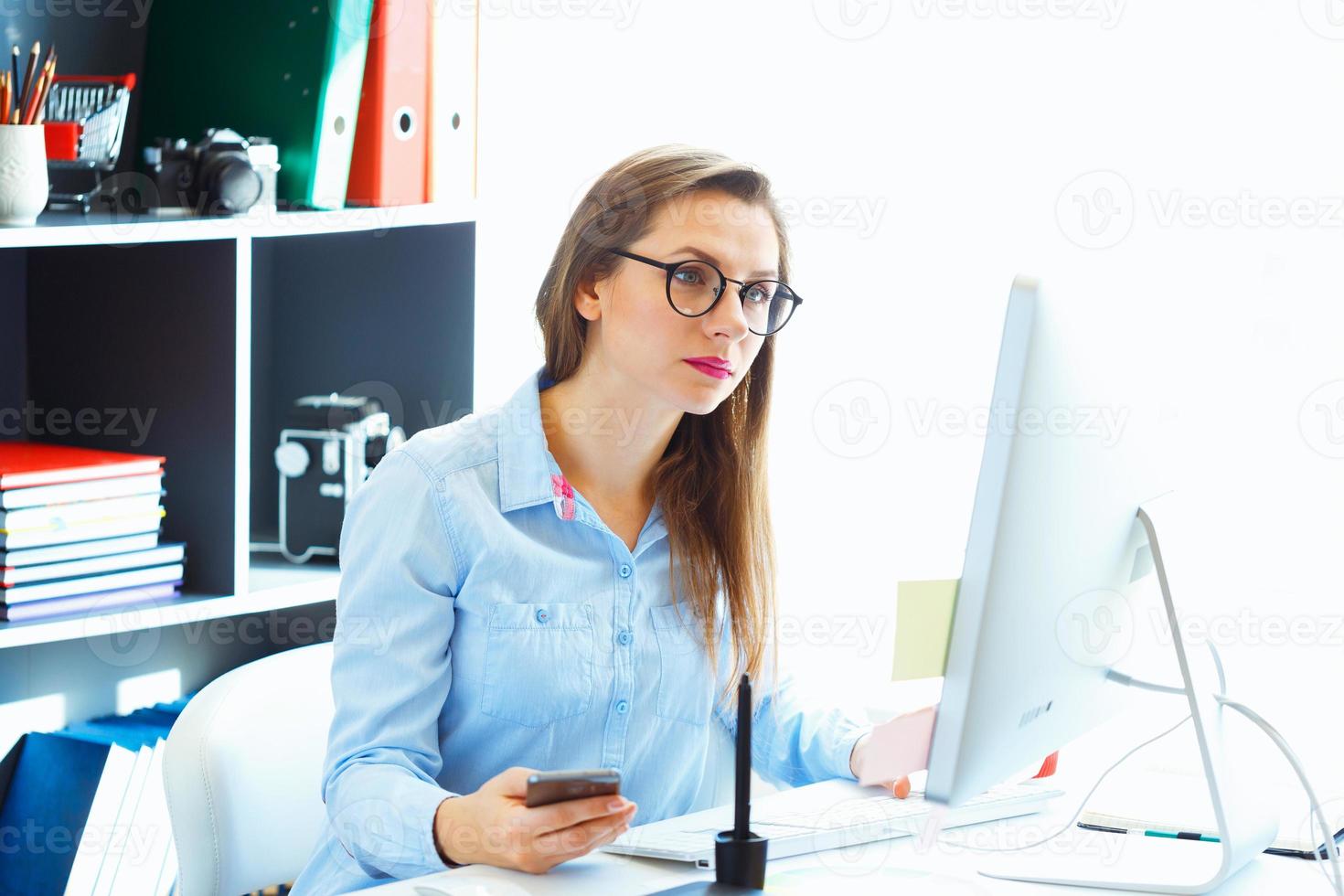 lindo o negócio mulher trabalhando às a casa escritório foto