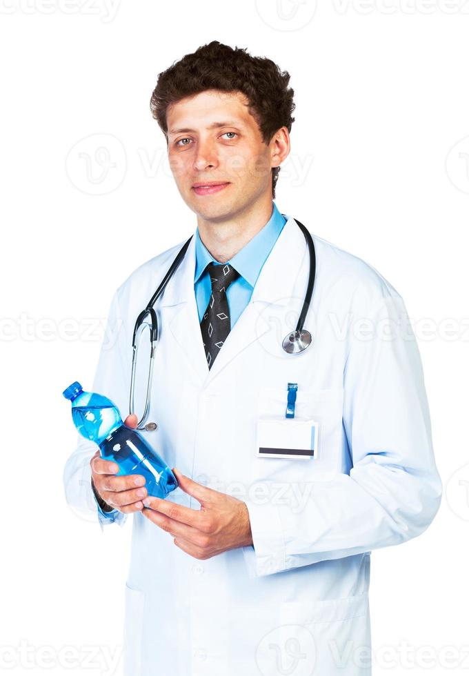 retrato do uma sorridente masculino médico segurando garrafa do água foto