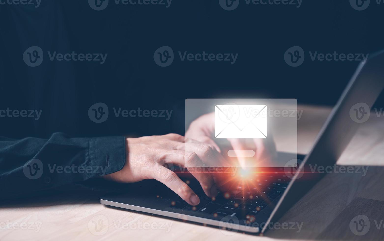 homem de negocios mão usando computador portátil pc com o email ícone, o email conceito foto