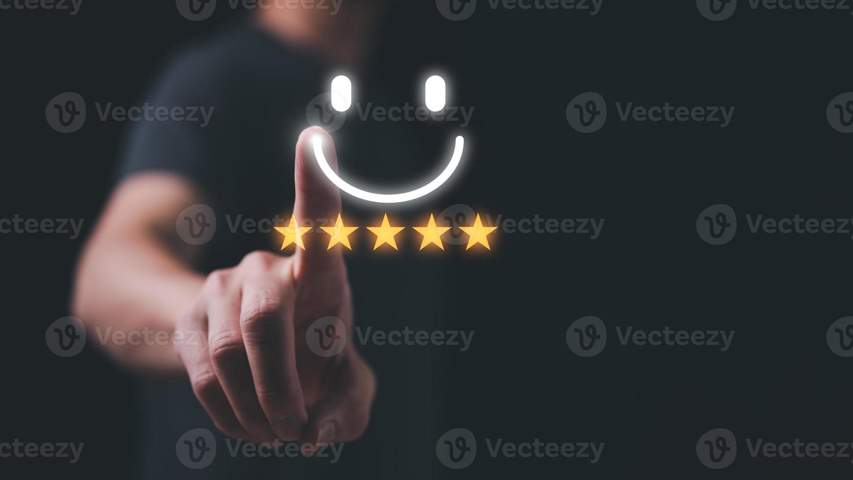 cliente serviço satisfação pesquisa conceito.negócio pessoas ou clientes mostrar satisfação de pressionando face emoticon sorrir dar Avaliação cinco estrelas dentro satisfação em virtual toque tela. foto