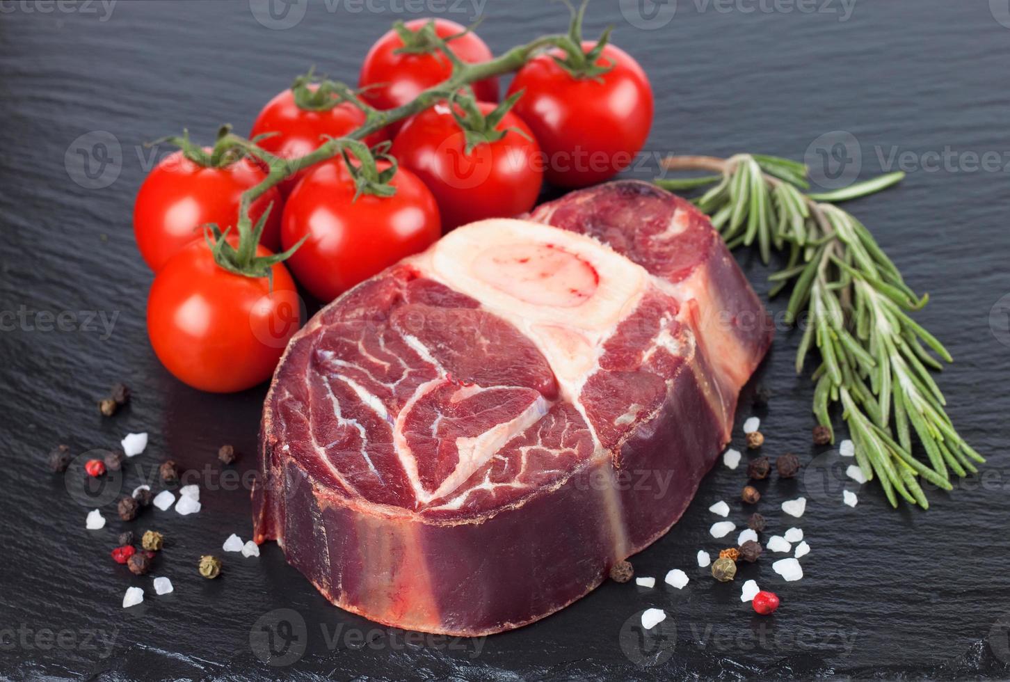 ingredientes de cozimento. bife de carne crua fresca com osso. foto