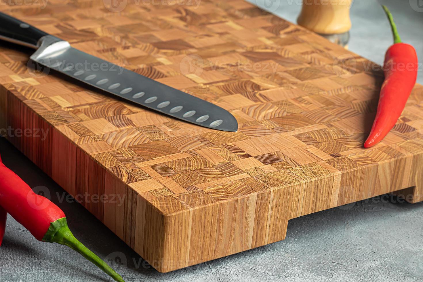 de madeira borda para corte feito à mão produtos com picado legumes. em uma luz fundo. foto
