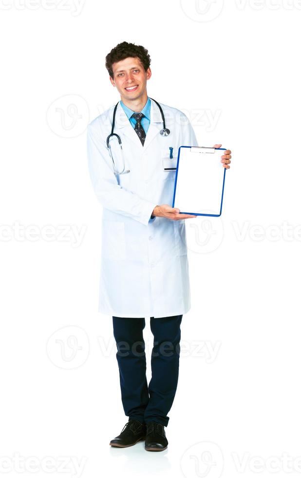 sorridente masculino médico mostrando prancheta com cópia de espaço para texto foto